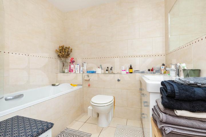 Large studio space with balcony and roof terrace in the heart of Bethnal Green Bethnal Green Road, Bethnal Green 